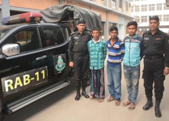 সোনারগায়ে কাভার্ড ভ্যানে ফেনসিডিল পাচারকালে গ্রেফতার ৩