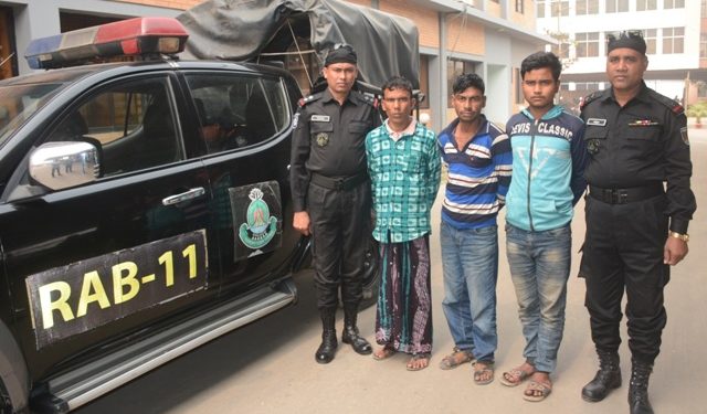 সোনারগায়ে কাভার্ড ভ্যানে ফেনসিডিল পাচারকালে গ্রেফতার ৩