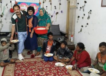 পথের অসহায় মানুষদের নিজ ঘরে এনে খাবার খাওয়ান সমাজসেবক মনির হোসেন প্রধান