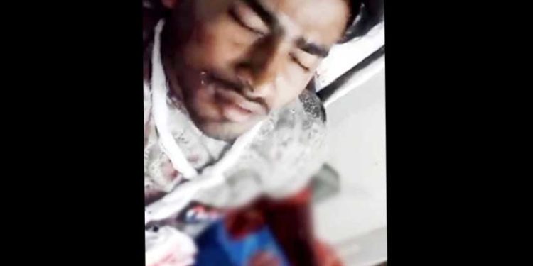 আড়াইহাজারে বাদীর ছোট ভাইয়ের কবজী কাটলো ছাত্রলীগ