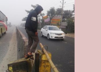 স্টেডিয়ামের সামনে ঝুঁকি নিয়ে লিংক রোড পারাপার