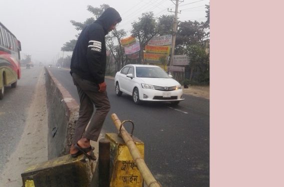 স্টেডিয়ামের সামনে ঝুঁকি নিয়ে লিংক রোড পারাপার