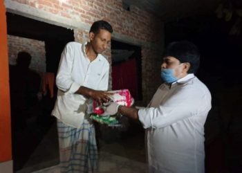 মাস্ক ও স্যানিটাইজারসহ খাবার সোনারবাসীর ঘরে ঘরে পৌছে দিলেন এমপি খোকা