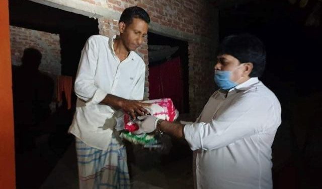 মাস্ক ও স্যানিটাইজারসহ খাবার সোনারবাসীর ঘরে ঘরে পৌছে দিলেন এমপি খোকা