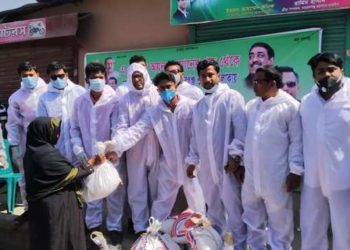 নিম্ন আয়ের তিন হাজার পরিবারের মাঝে খাদ্য সামগ্রী পৌছে দিলেন অয়ন ওসমান