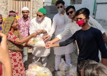 খাবার সামগ্রী নিয়ে হতদরিদ্রদের পাশে ব্যবসায়ী মামুন