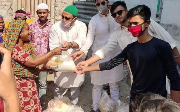 খাবার সামগ্রী নিয়ে হতদরিদ্রদের পাশে ব্যবসায়ী মামুন