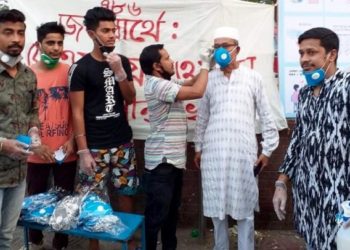 চাষাঢ়ায় শামীম ও শান্ত’র মাস্ক ও হ‌্যান্ড স্যানিটাইজার বিতরণ