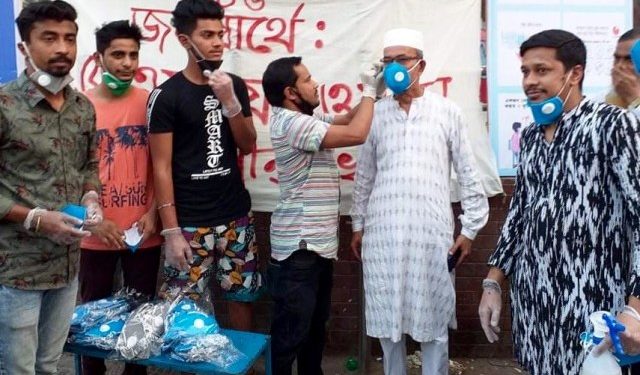 চাষাঢ়ায় শামীম ও শান্ত’র মাস্ক ও হ‌্যান্ড স্যানিটাইজার বিতরণ