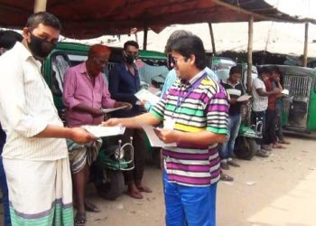 বন্দরে করোনা প্রতিরোধে সৃজন শিল্পী গোষ্ঠী’র লিফলেট বিতরণ