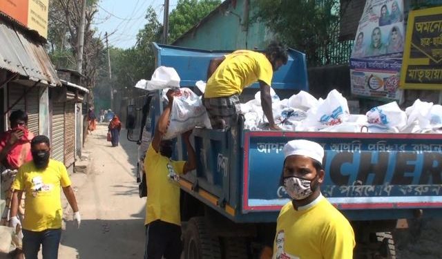 গরীব অসহায়দের মাঝে রূপগঞ্জ উপজেলা প্রশাসনের ত্রানসামগ্রী বিতরণ