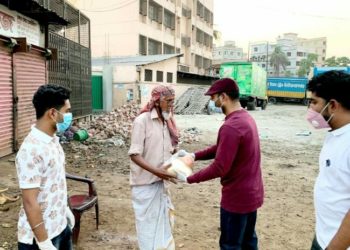 খাদ্য সামগ্রী অসহায়দের কাছে পৌছে দিচ্ছে যুবলীগ