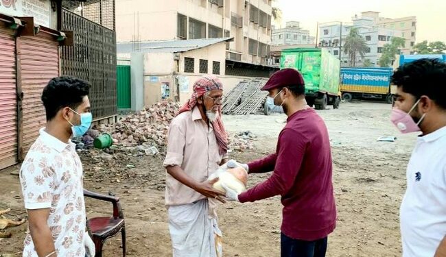 খাদ্য সামগ্রী অসহায়দের কাছে পৌছে দিচ্ছে যুবলীগ