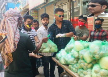 অসহায়দের মাঝে জাকির খানের খাদ্য সামগ্রী বিতরন