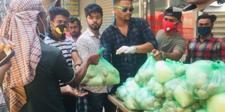 অসহায়দের মাঝে জাকির খানের খাদ্য সামগ্রী বিতরন