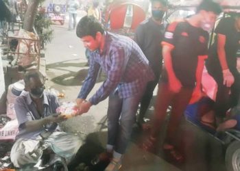 এসএসসি সতীর্থ-১৫ ব্যাচের পক্ষ থেকে নিম্ন আয়ের মানুষকে আটা ও  আলু বিতরণ