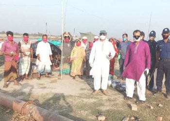 বেদে’র মাঝে মাস্ক, হ্যান্ড স্যানিটাইজার ও নগদ অর্থ বিতরন করলেন ওসি আসলাম