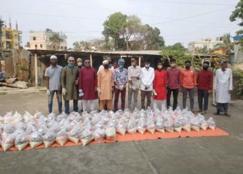 শাহ আলমের পক্ষ থেকে দুস্থদের মাঝে ত্রান সামগ্রী বিতরণ