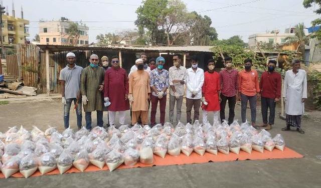 শাহ আলমের পক্ষ থেকে দুস্থদের মাঝে ত্রান সামগ্রী বিতরণ