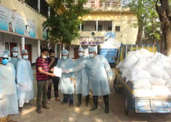 কর্মহীন  ৪৫০০ হাজার পরিবারে কাছে খাদ্য পৌছে দিলেন কাউন্সিলর বাবু