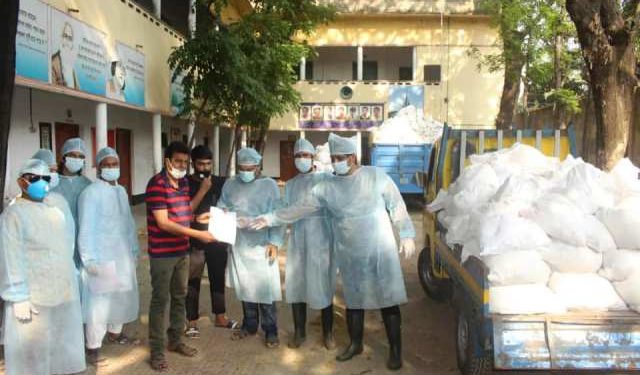 কর্মহীন  ৪৫০০ হাজার পরিবারে কাছে খাদ্য পৌছে দিলেন কাউন্সিলর বাবু