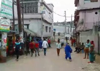 না’গঞ্জে লকডাউনেও নানা অজুহাতে বাইরে বের হয়ে আসছে মানুষ