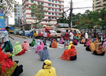 নারায়ণগঞ্জে ত্রানের দাবিতে শতাধিক পরিবারের বিক্ষোভ