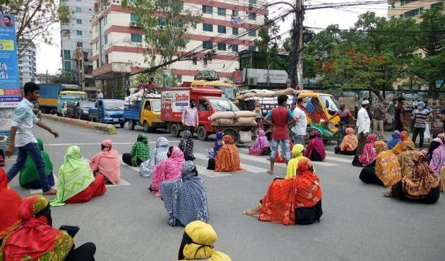 নারায়ণগঞ্জে ত্রানের দাবিতে শতাধিক পরিবারের বিক্ষোভ