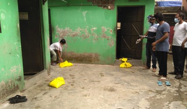 নাসিক ১৩নং ওয়ার্ডে ২৪৫৫ পরিবারকে খাদ্য পৌছে দিলেন কাউন্সিলর খোরশেদ