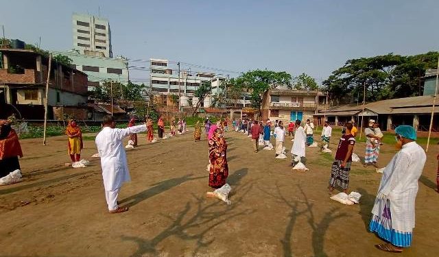 ৫’শ পরিবারের মাঝে ফতুল্লা নাগরিক কমিটির খাদ্য সামগ্রী বিতরণ