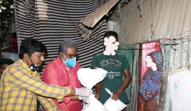 এই মহামারীতে ওয়ার্ডবাসীর সেবায় দিনরাত কাজ করছেন কাউন্সিলর সজল