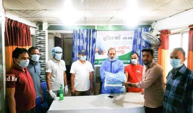 ফতুল্লা প্রেস ক্লাবের সাংবাদিকদের পিপিই প্রদান করলেন ছাত্রলীগ নেতা শাওন