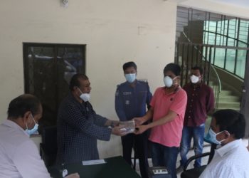 চিকিৎসকদের সহায়তায় সেলিম ওসমানের আর্থিক অনুদান