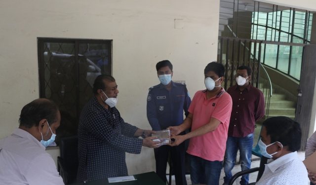 চিকিৎসকদের সহায়তায় সেলিম ওসমানের আর্থিক অনুদান