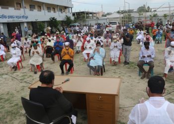 নাসিম ওসমানের মৃত্যু বার্ষিকীতে ৫০ হাজার কেজি চাল হস্তান্তর করলেন সেলিম ওসমান