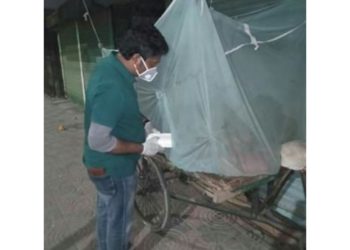 মধ্যরাতে খাবার নিয়ে ছিন্নমূলদের পাশে সাংবাদিক রাজু আহমেদ