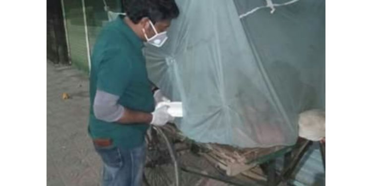 মধ্যরাতে খাবার নিয়ে ছিন্নমূলদের পাশে সাংবাদিক রাজু আহমেদ