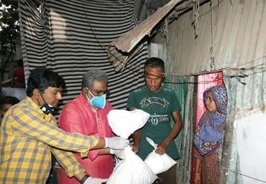 তিন হাজার পরিবারের মাঝে খাদ্য সামগ্রী বিতরণে কাউন্সিলর সজল