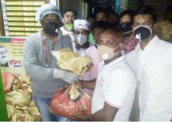 কর্মহীন ১হাজার হকারকে খাদ্য সামগ্রী উপহার দিলেন শামীম ওসমান