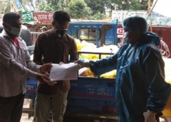 দপ্তরী ও ৪র্থ শ্রেণীর কর্মচারীদের এমপি খোকার উপহার সামগ্রী প্রদান