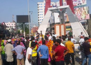 চাষাড়ায় লকডাউন অমান্য করে বকেয়া বেতনের দাবিতে শ্রমিকদের বিক্ষোভ