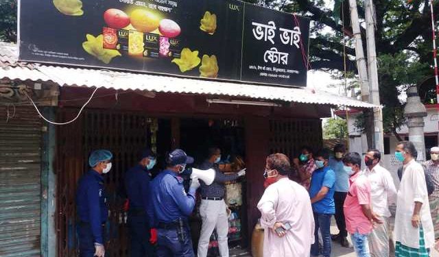 নারায়ণগঞ্জে পন্যের দাম বেশী রাখায় চার দোকানকে ৫০ হাজার টাকা জরিমানা