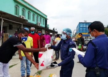 সিদ্ধিরগঞ্জে ত্রাণের দাবিতে বিক্ষোভকারী শ্রমিকদেরকে খাদ্য সামগ্রী উপহার দিলের ওসি ফারুক