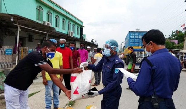 সিদ্ধিরগঞ্জে ত্রাণের দাবিতে বিক্ষোভকারী শ্রমিকদেরকে খাদ্য সামগ্রী উপহার দিলের ওসি ফারুক