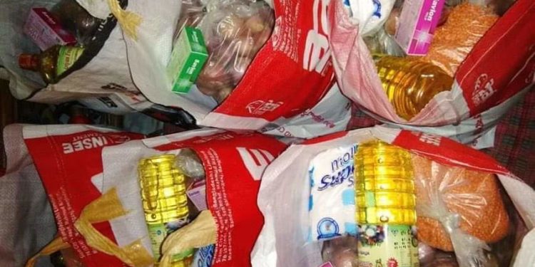 ফতুল্লা পাইলট স্কুলের ৯১ ব্যাচের অসহায়দের মাঝে খাদ্য সামগ্রী বিতরন