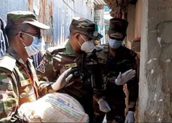 মানুষের ঘরে খাবার পৌছে দিচ্ছেন সেনাবাহিনী