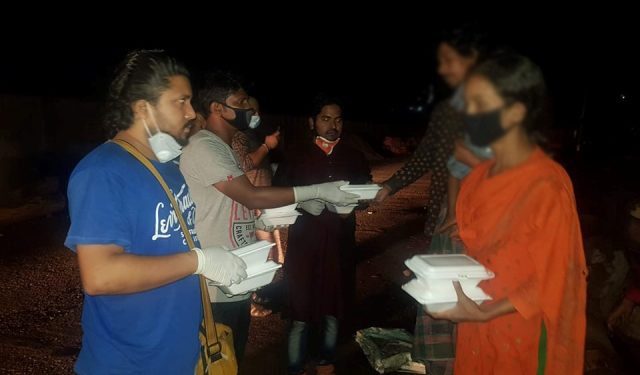 সানির নির্দেশনায় রাতের আধারে সেহরীর খাবার বিতরণ করলেন জেলা মুক্তিযুদ্ধ মঞ্চ