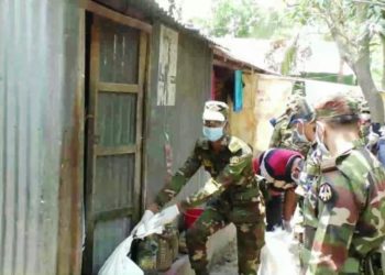 বন্দরে আশ্রয়ণ প্রকল্পে সেনাবাহিনীর ত্রাণ বিতরণ