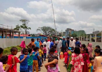 ভাসমান শিশুসহ ভাসমান মানুষের মাঝে খাবার নিয়ে একদল সেচ্ছাসেবীর ঈদ উদযাপন