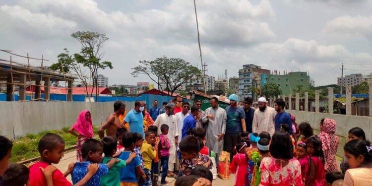 ভাসমান শিশুসহ ভাসমান মানুষের মাঝে খাবার নিয়ে একদল সেচ্ছাসেবীর ঈদ উদযাপন